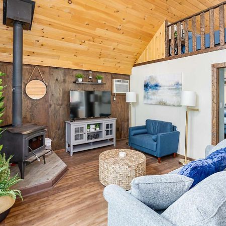 Quaint Loft Cabin W Hot Tub, Firepit, Deck & Grill Hedgesville Exteriör bild