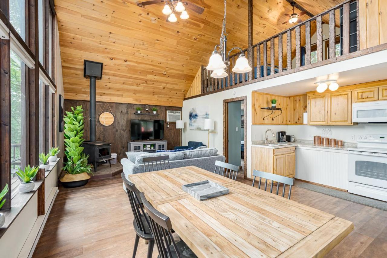 Quaint Loft Cabin W Hot Tub, Firepit, Deck & Grill Hedgesville Exteriör bild