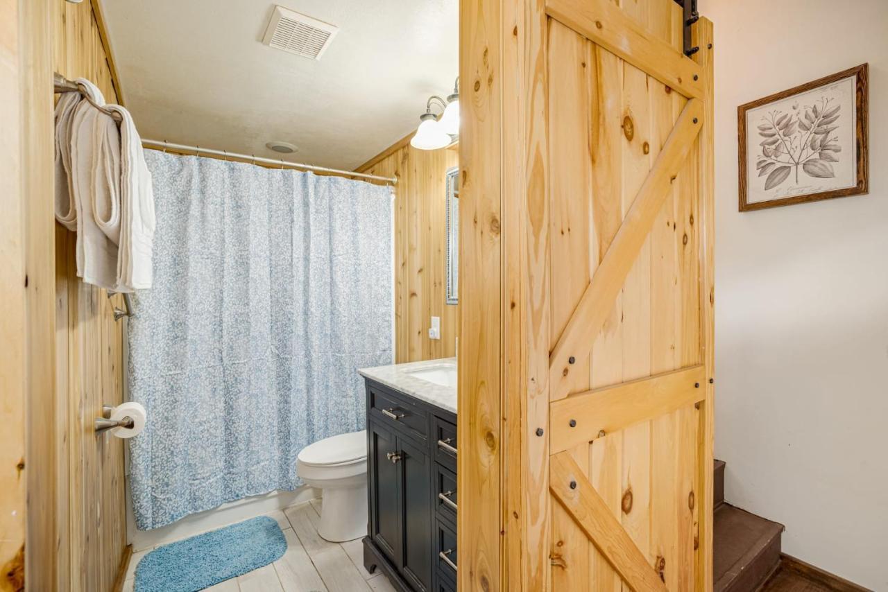 Quaint Loft Cabin W Hot Tub, Firepit, Deck & Grill Hedgesville Exteriör bild