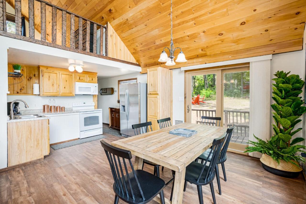 Quaint Loft Cabin W Hot Tub, Firepit, Deck & Grill Hedgesville Exteriör bild