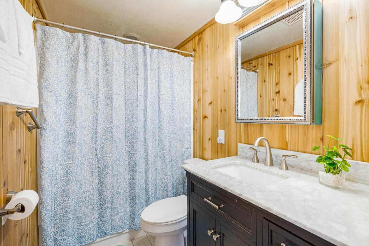 Quaint Loft Cabin W Hot Tub, Firepit, Deck & Grill Hedgesville Exteriör bild