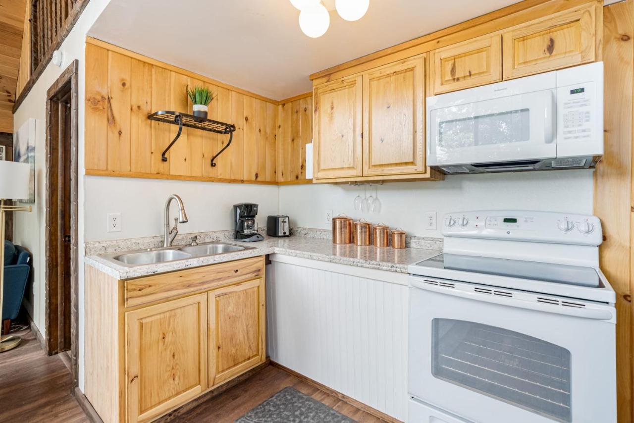 Quaint Loft Cabin W Hot Tub, Firepit, Deck & Grill Hedgesville Exteriör bild