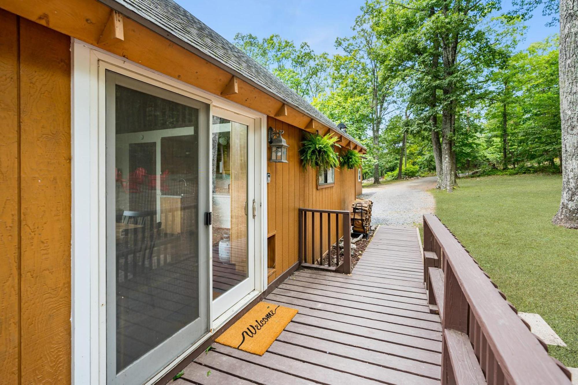 Quaint Loft Cabin W Hot Tub, Firepit, Deck & Grill Hedgesville Exteriör bild