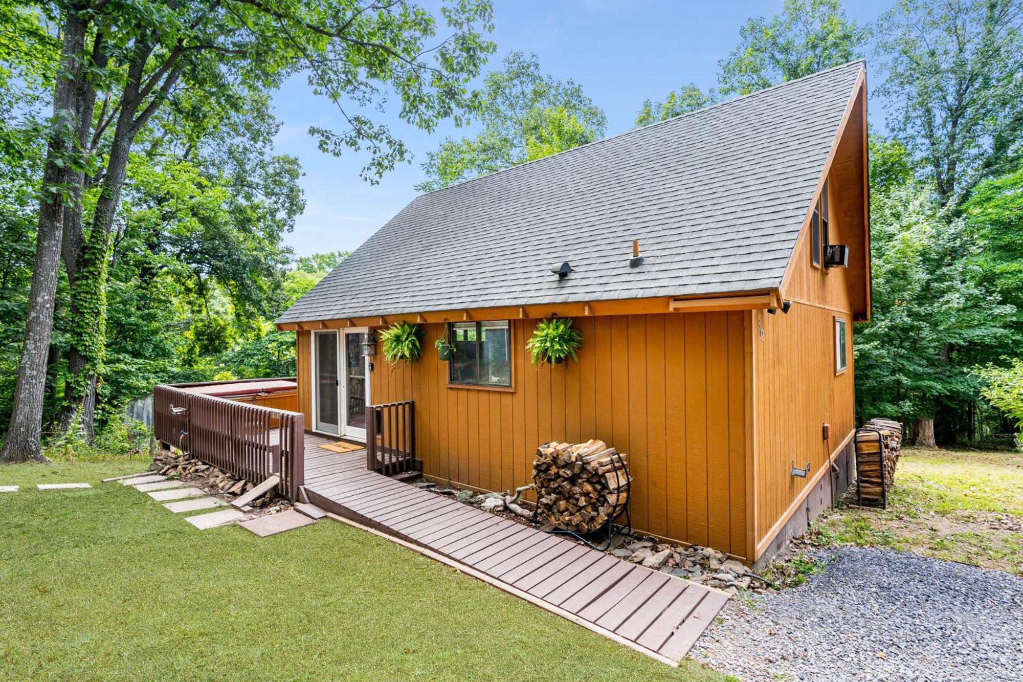 Quaint Loft Cabin W Hot Tub, Firepit, Deck & Grill Hedgesville Exteriör bild