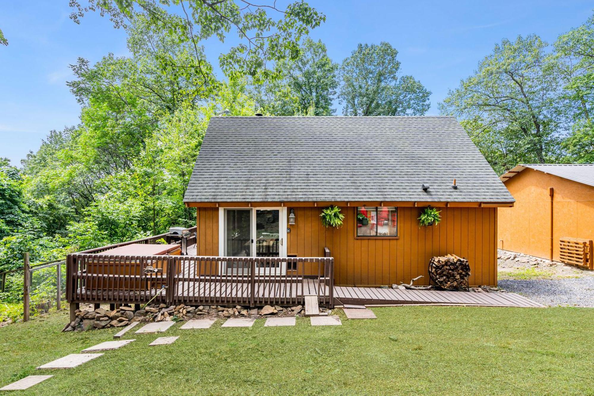 Quaint Loft Cabin W Hot Tub, Firepit, Deck & Grill Hedgesville Exteriör bild
