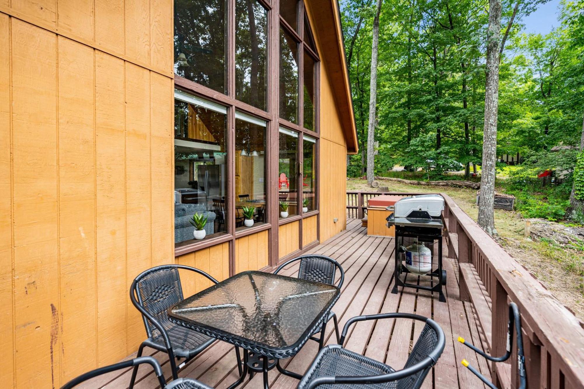Quaint Loft Cabin W Hot Tub, Firepit, Deck & Grill Hedgesville Exteriör bild