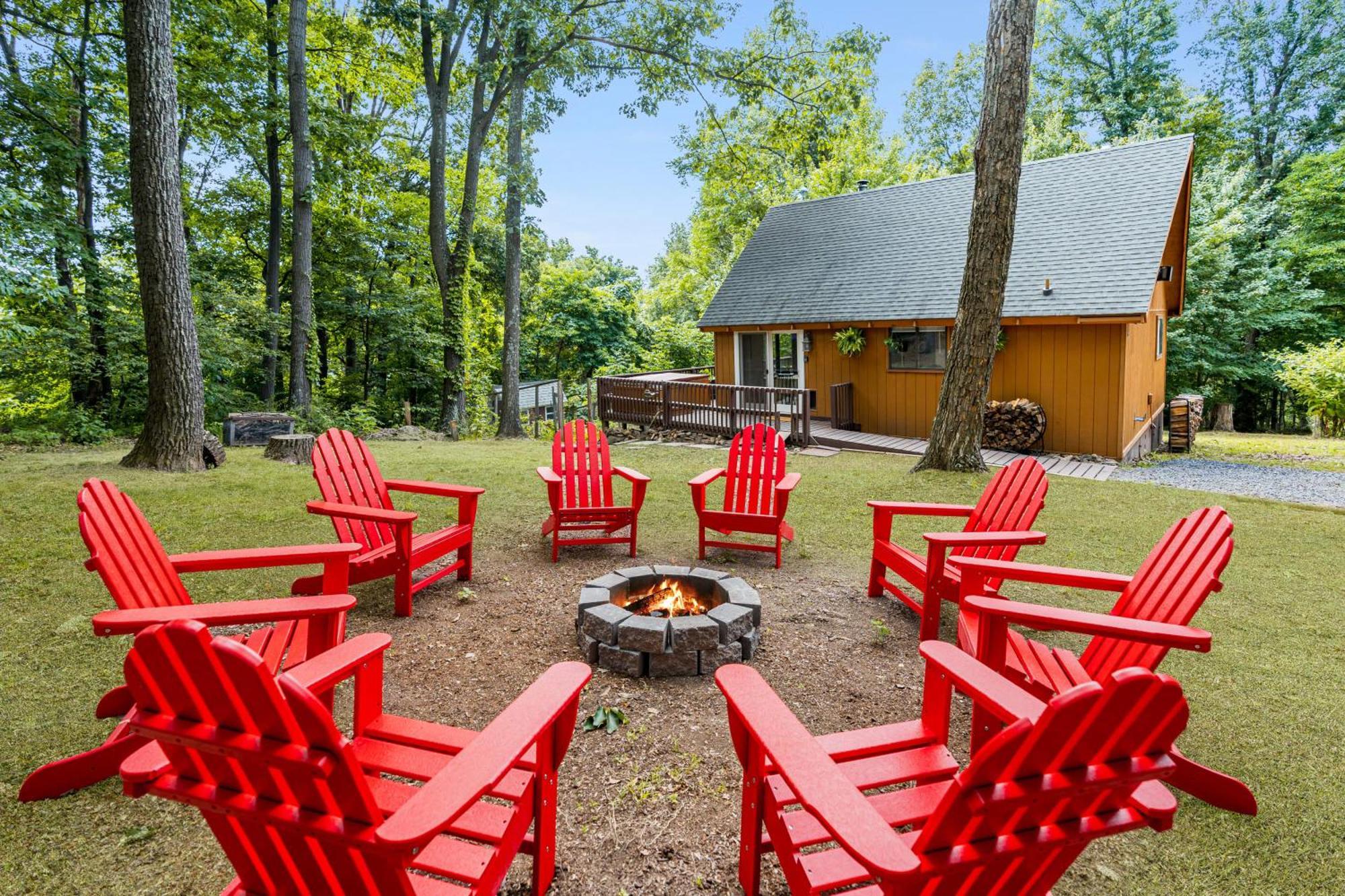 Quaint Loft Cabin W Hot Tub, Firepit, Deck & Grill Hedgesville Exteriör bild